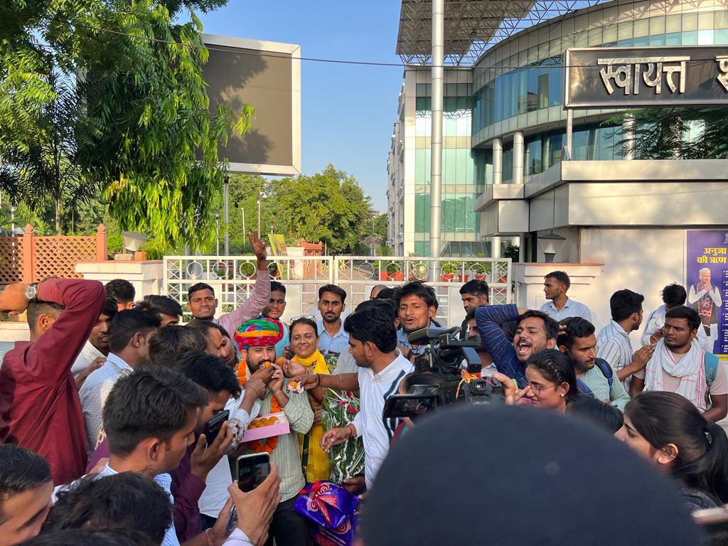 uday_journalist's tweet photo. चार दिन के संघर्ष के बाद फायरमैन भर्ती में चयनित अभ्यर्थियों की नियुक्ति आदेश जारी l
युवा बेरोजगारों में खुशी की लहर l

उपेन यादव https://t.co/OdnOn7PByQ