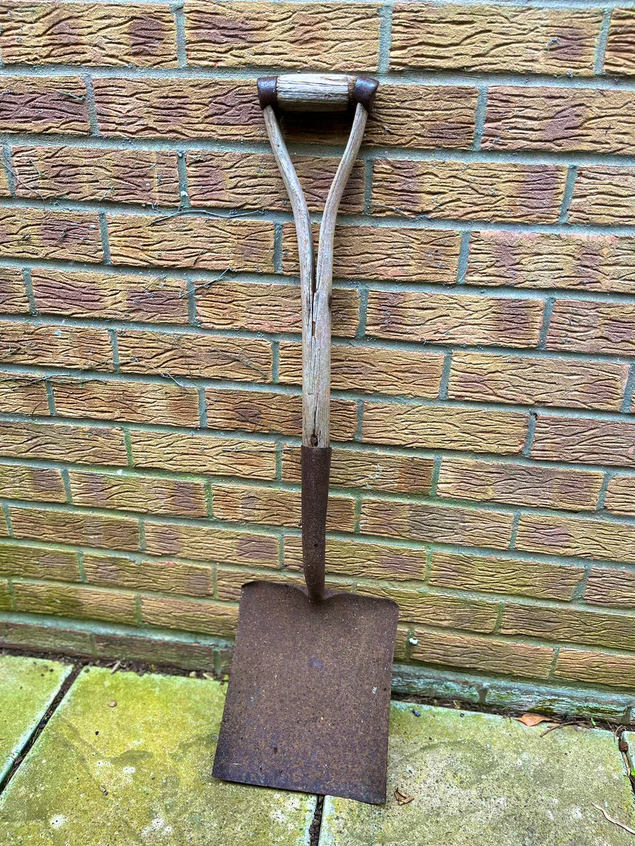 This is my late Grandad’s old shovel he used throughout his career in tarmac. To me it’s a proper and v personal Romany Gypsy artefact I’ve held on to for years 🙂