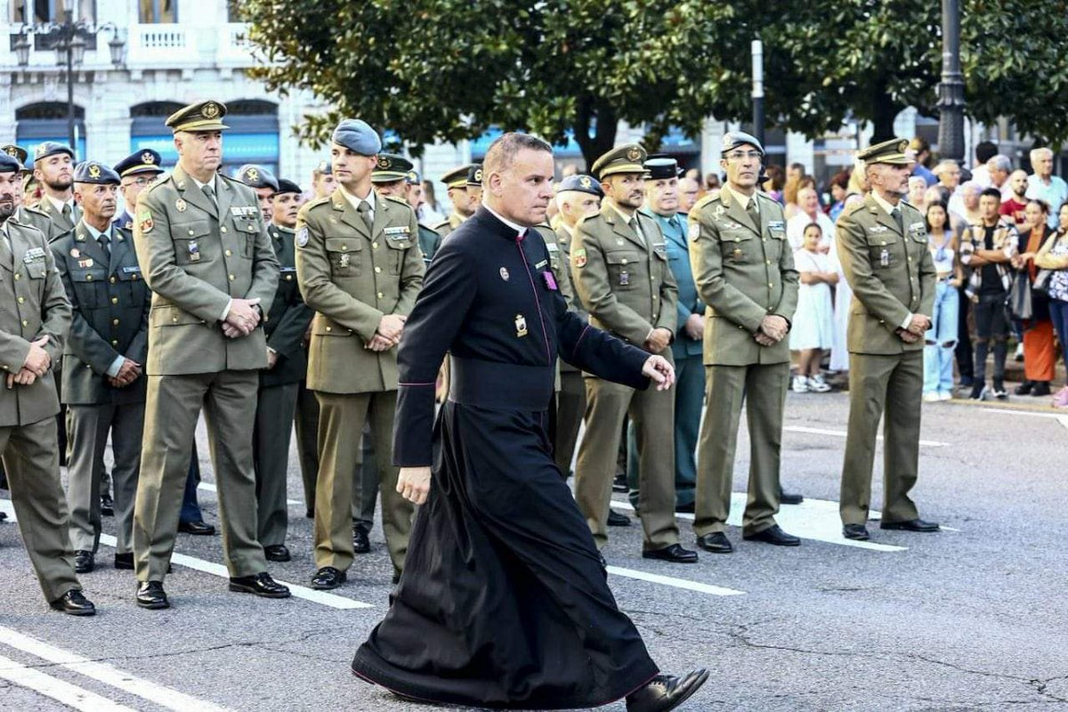 Esto es de ahora...es de Oviedo...en este año un cura militar...con medallas...en cuántas guerras habrá estado...🤔así no avanzamos en la vida...