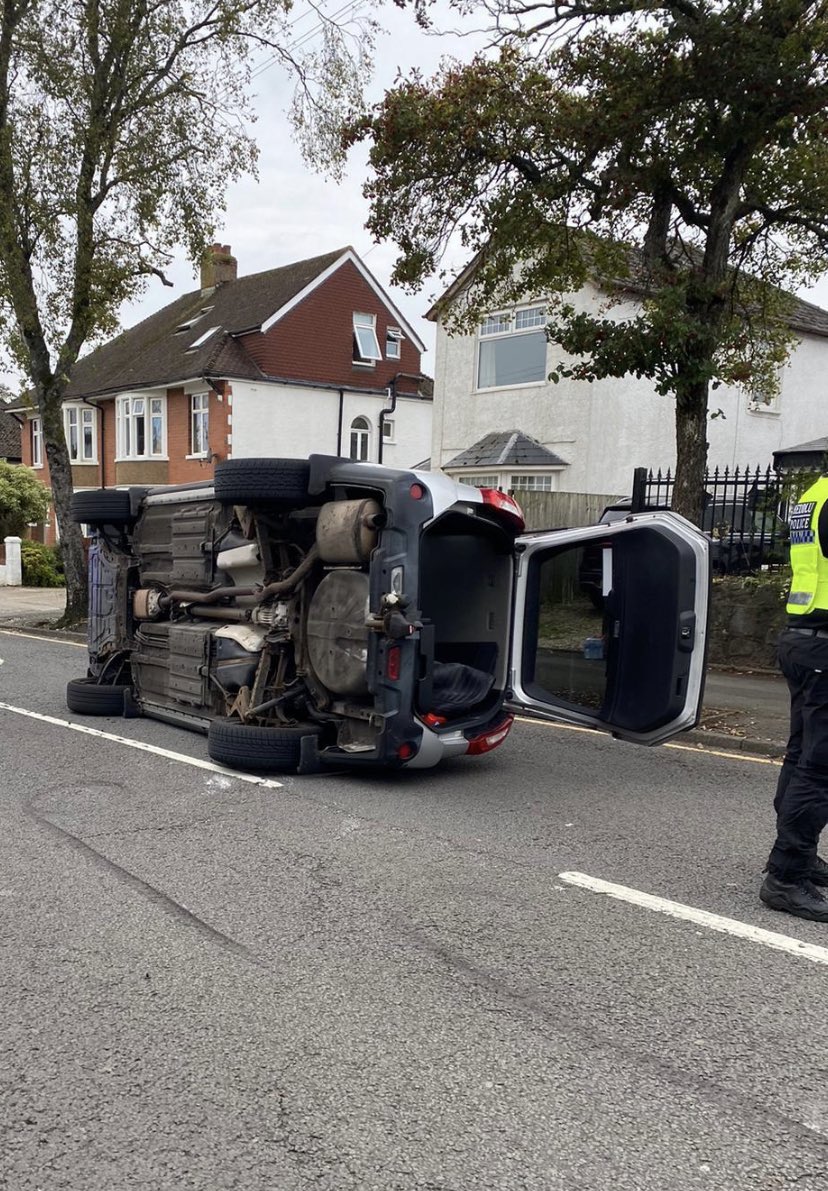 20mph going well then. (Hope no one injured.) Heol Hir, Llanishen. Source: reddit.com/r/Cardiff/s/Ei…