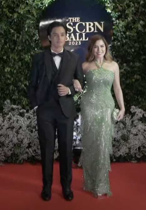 unniesofkdlex's tweet photo. Finally, our gorgeous babies! You never fail to make us so proud of you both! 

KDLEX UNFORGETTABLE NIGHT

KDLEX SPLENDIFEROUS PAIR https://t.co/LG2kEcmpnJ