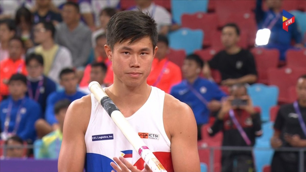 OneSportsPHL's tweet photo. World no. 2 EJ Obiena sets a new Asian Games record, clearing 5.75m in men’s pole vault on his second attempt. The athletics ace also closing in on a breakthrough gold for the Philippines in these 19th Asian Games in China.

#AsianGames #HangzhouAsianGames https://t.co/MEzgL1BUMp