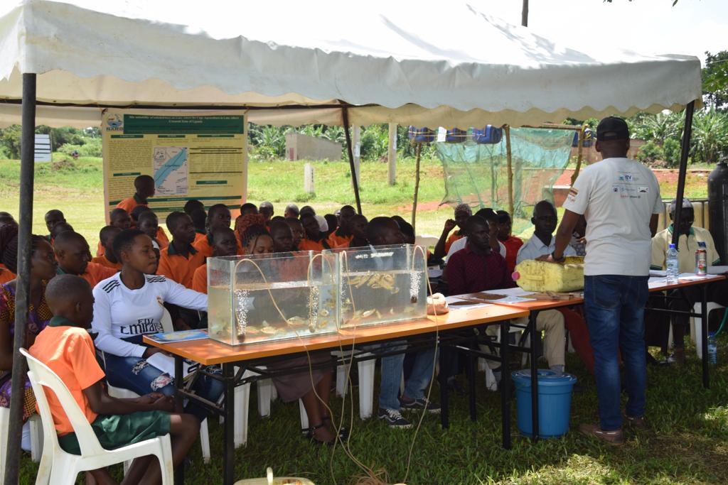 narouganda's tweet photo. Apiary training sessions at the ongoing seeds of gold farm clinic @BulindiZ. 

*Bees are a big part of the agricultural ecosystem. 

#Beekeeping adds tremendous economic and environmental value to agriculture &amp; farmers in particular. https://t.co/4CptpKTDmD