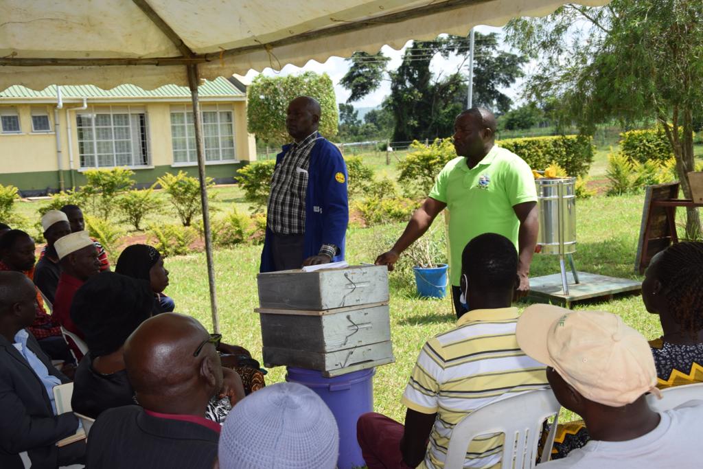 narouganda's tweet photo. Apiary training sessions at the ongoing seeds of gold farm clinic @BulindiZ. 

*Bees are a big part of the agricultural ecosystem. 

#Beekeeping adds tremendous economic and environmental value to agriculture &amp; farmers in particular. https://t.co/4CptpKTDmD
