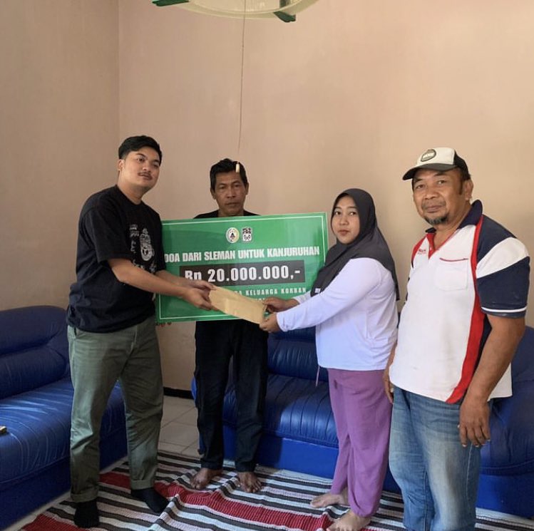 Hormat untuk kawan-kawan BCS yang hari ini datang langsung ke Malang untuk memberikan dukungan moril dan materil kepada Keluarga Korban. Datang jauh dari Sleman untuk bersilaturahmi dan memberikan semangat bagi Arek Malang yang sedang berjuang. 

Justice for Kanjuruhan, Ale!