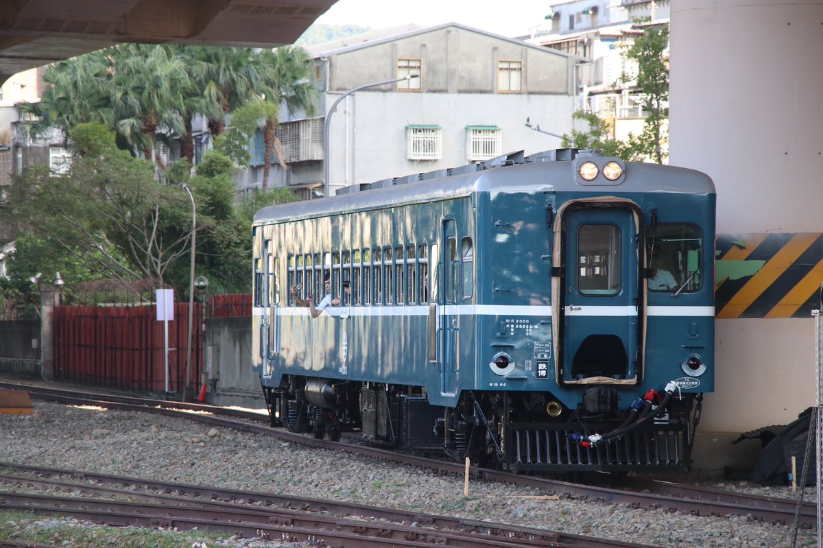 台湾文博会コラボの「ブルートレーン」旧客と旧キハ
2枚目はEMU100形試運転

#9月を写真4枚で振り返る
#台湾 #鉄道 #客車列車 #臨団