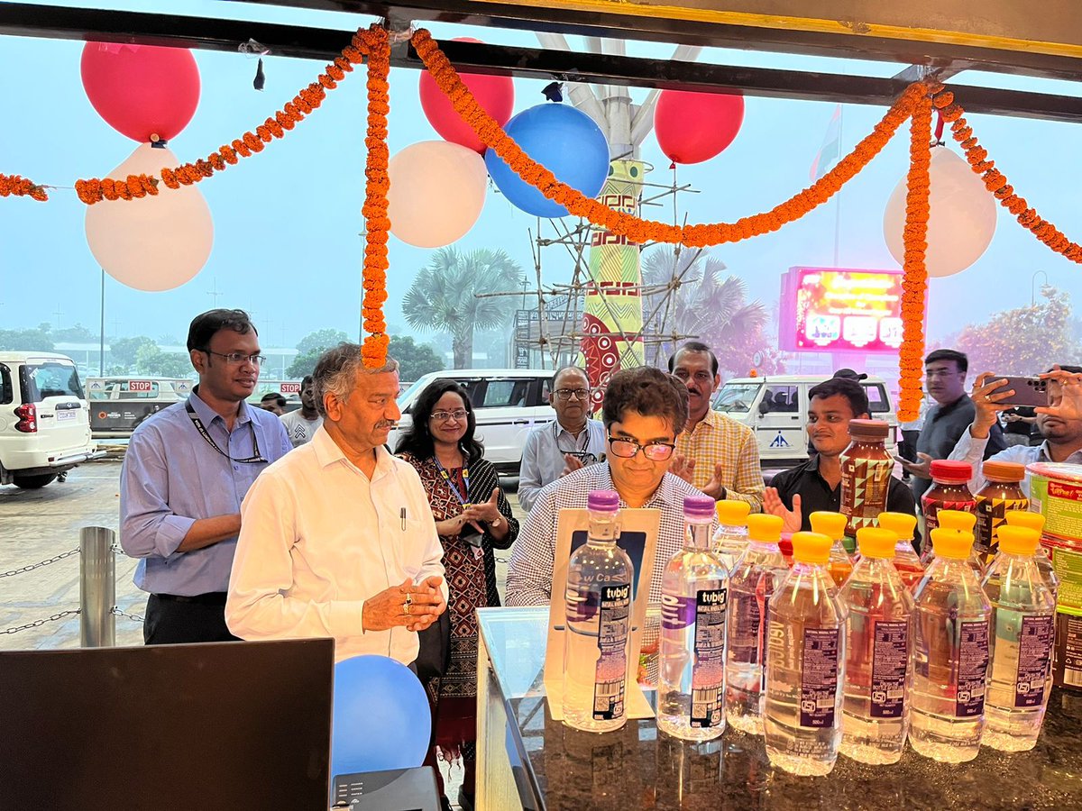 #AAI aims to cater modern amenities to its passengers at all its Airports. At #AAI’s #Raipur <a href="/aairprairport/">Raipur Airport</a>, a new Food &amp; Beverage outlet ‘Tasty Trip’ was recently inaugurated by CVO, AAI, Sh. Amal Garg and Airport Director, #RaipurAirport, Sh. Praveen Kumar Jain.