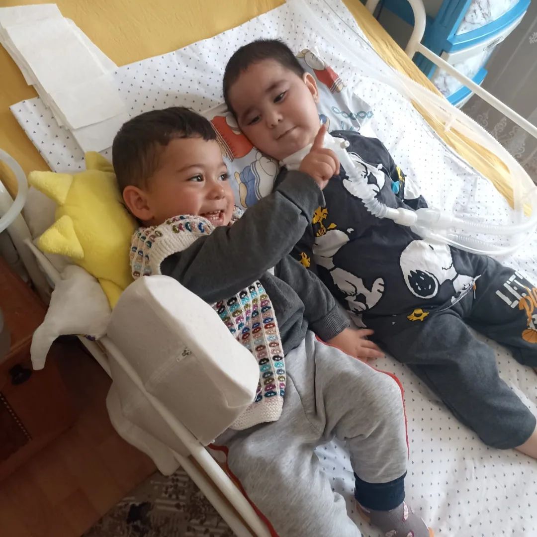 MetineUmutOll's tweet photo. Küçüklük fotoğraflarına bakmak için bir albüm oluşturmayı çok istiyordum.İkiz kardeşin ve senin neşeli fotoğraflarızdan , babanın omzunda dolaştığın anlardan kareler olsun istiyordum oğlum 🥹
Karanlığı ellerimizle silip aydınlık yarınlar görebilmemiz için destek İSTİYORUZ!..☀️🙏 https://t.co/YlDrlygOFZ