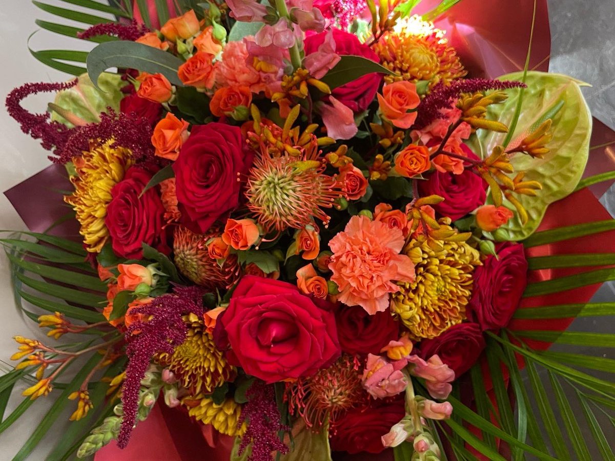 FlowerStyleMcr's tweet photo. Two beauties, autumnal vibes and pretty pinks! 🧡🩷

#autumn #autumnflowers #beautifulbouquets #flowers #seasonalflowers https://t.co/Hsz23KXwhw