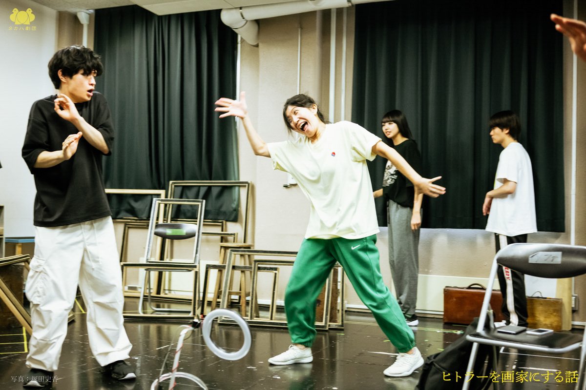 yoheiyuuki's tweet photo. 本日も無事終演致しました
マチネ鑑賞サポート付き公演もソワレも共に満席でした。沢山の方々に観に来て頂けて本当に嬉しい。ご来場頂きましてありがとうございました！ナムと手を合わせんとする整体師スタイルの結城とイギタパイセンの弾ける笑顔を収めた大好きな写真と共に　#ヒトラーを画家にする話 https://t.co/tofyrEHNrB
