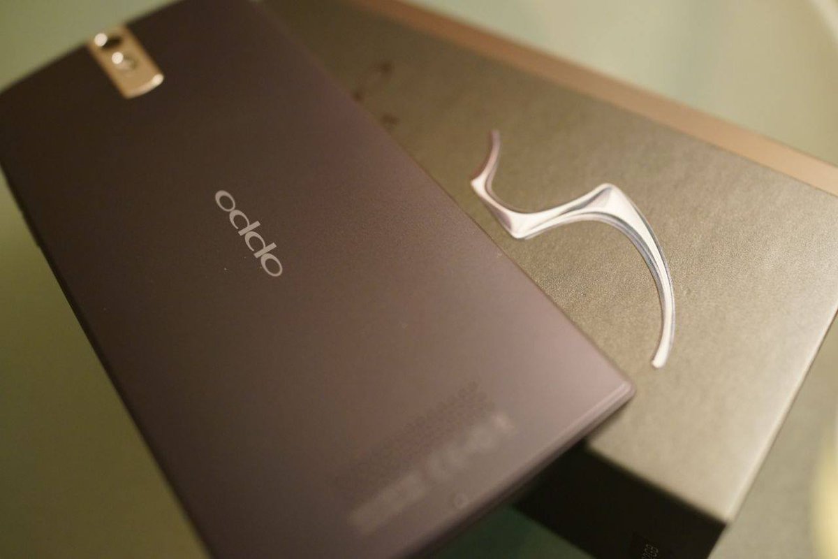 kenzokono's tweet photo. 過去のフォトアルバムから。2013年の今日、どうやらコイツ #OPPOFind5 を使い始めたようです。記憶が正しければ、世界で2番目にフルHDを採用した端末でした。2枚目の写真は2013年9月23日に誕生したAndroid 4をベースとしたColorOSのバージョン1を入れたもの。非常にバギーでしたねぇ。 https://t.co/Dp3AaJko72