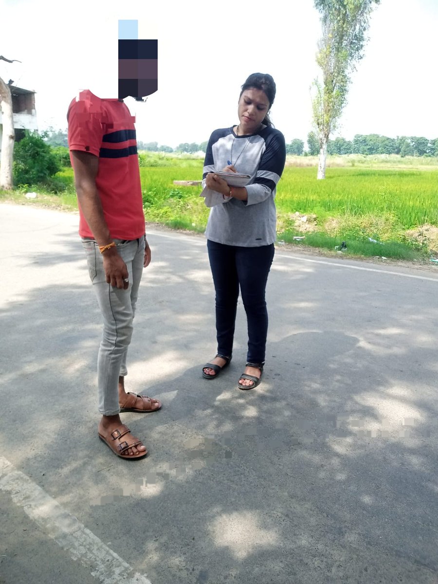 bastipolice's tweet photo. #BastiPolice एंटी रोमियो टीम थाना नगर द्वारा थाना क्षेत्रान्तर्गत विभिन्न स्थानो पर भ्रमणशील होकर चेकिंग कर छात्राओं व  ग्रामीण महिलाओं, बालिकाओं को #मिशन_शक्ति जागरुकता अभियान (नारी सुरक्षा, नारी सम्मान, नारी स्वावलंबन) के तहत महिला सुरक्षा/ बचाव संबंधी जानकारी दी गई | https://t.co/7zij7T3jty