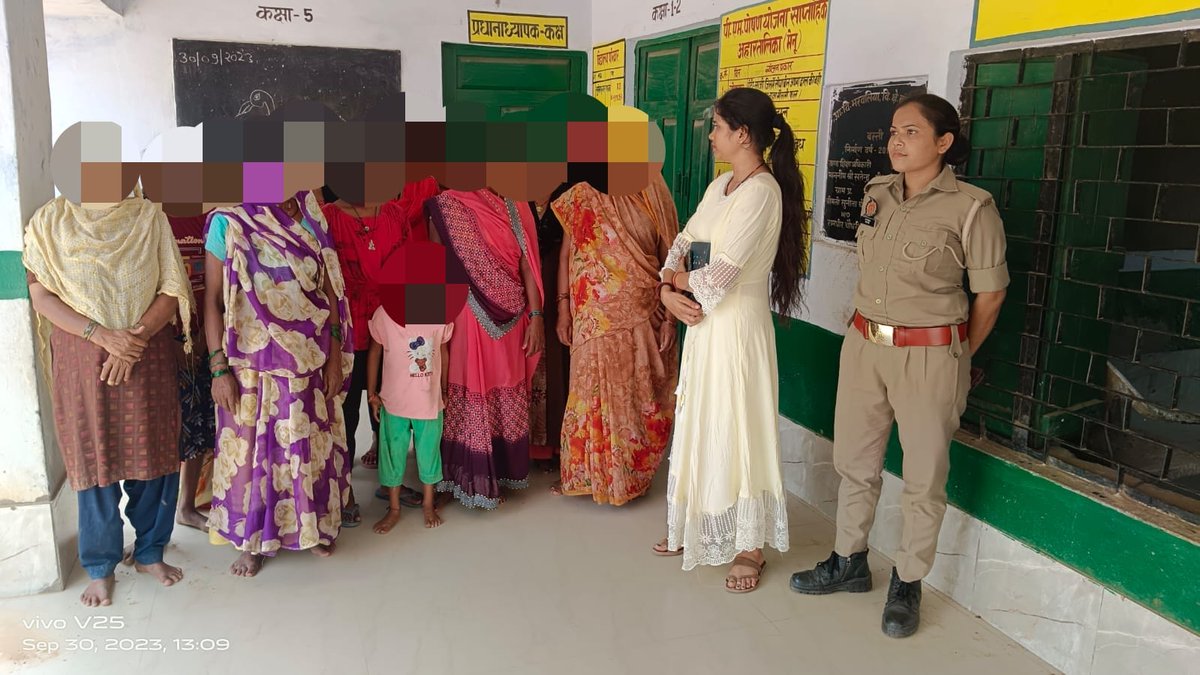 bastipolice's tweet photo. #BastiPolice एंटी रोमियो टीम थाना नगर द्वारा थाना क्षेत्रान्तर्गत विभिन्न स्थानो पर भ्रमणशील होकर चेकिंग कर छात्राओं व  ग्रामीण महिलाओं, बालिकाओं को #मिशन_शक्ति जागरुकता अभियान (नारी सुरक्षा, नारी सम्मान, नारी स्वावलंबन) के तहत महिला सुरक्षा/ बचाव संबंधी जानकारी दी गई | https://t.co/7zij7T3jty