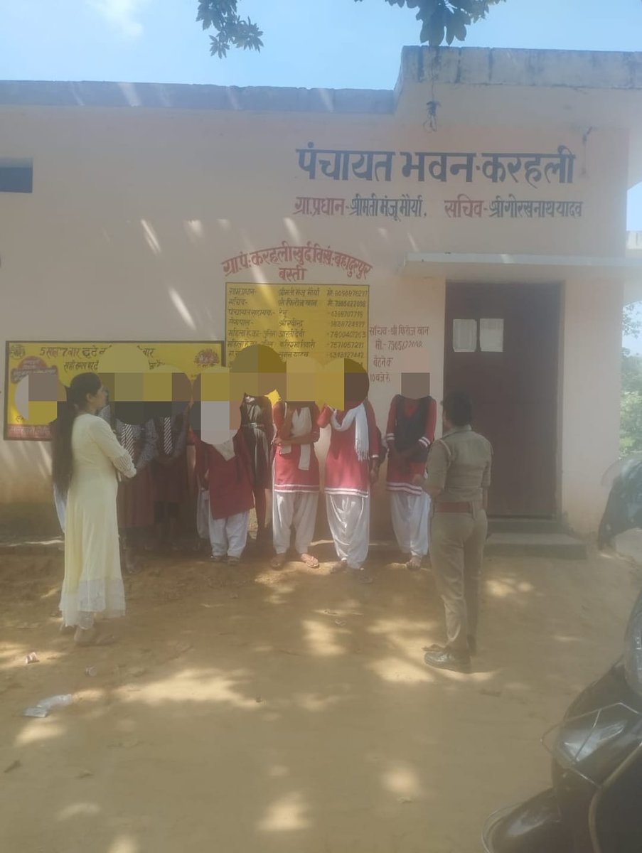 bastipolice's tweet photo. #BastiPolice एंटी रोमियो टीम थाना नगर द्वारा थाना क्षेत्रान्तर्गत विभिन्न स्थानो पर भ्रमणशील होकर चेकिंग कर छात्राओं व  ग्रामीण महिलाओं, बालिकाओं को #मिशन_शक्ति जागरुकता अभियान (नारी सुरक्षा, नारी सम्मान, नारी स्वावलंबन) के तहत महिला सुरक्षा/ बचाव संबंधी जानकारी दी गई | https://t.co/7zij7T3jty