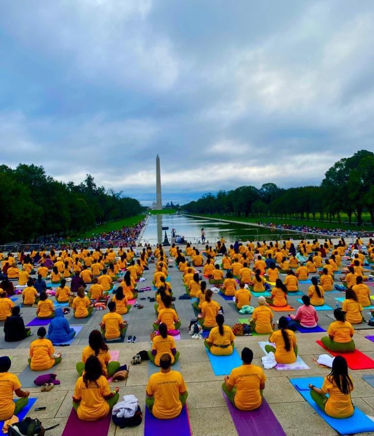 AOLSwamiji's tweet photo. Thousands of Yogis at the Lincoln Memorial in the presence of Gurudev @SriSri Ji at the “Yoga For Blissful Life” event organised by @ArtofLiving on Day-2 #WCF2023 ( @eventsdc @artoflivingusa ) https://t.co/YDNxNSWsDE