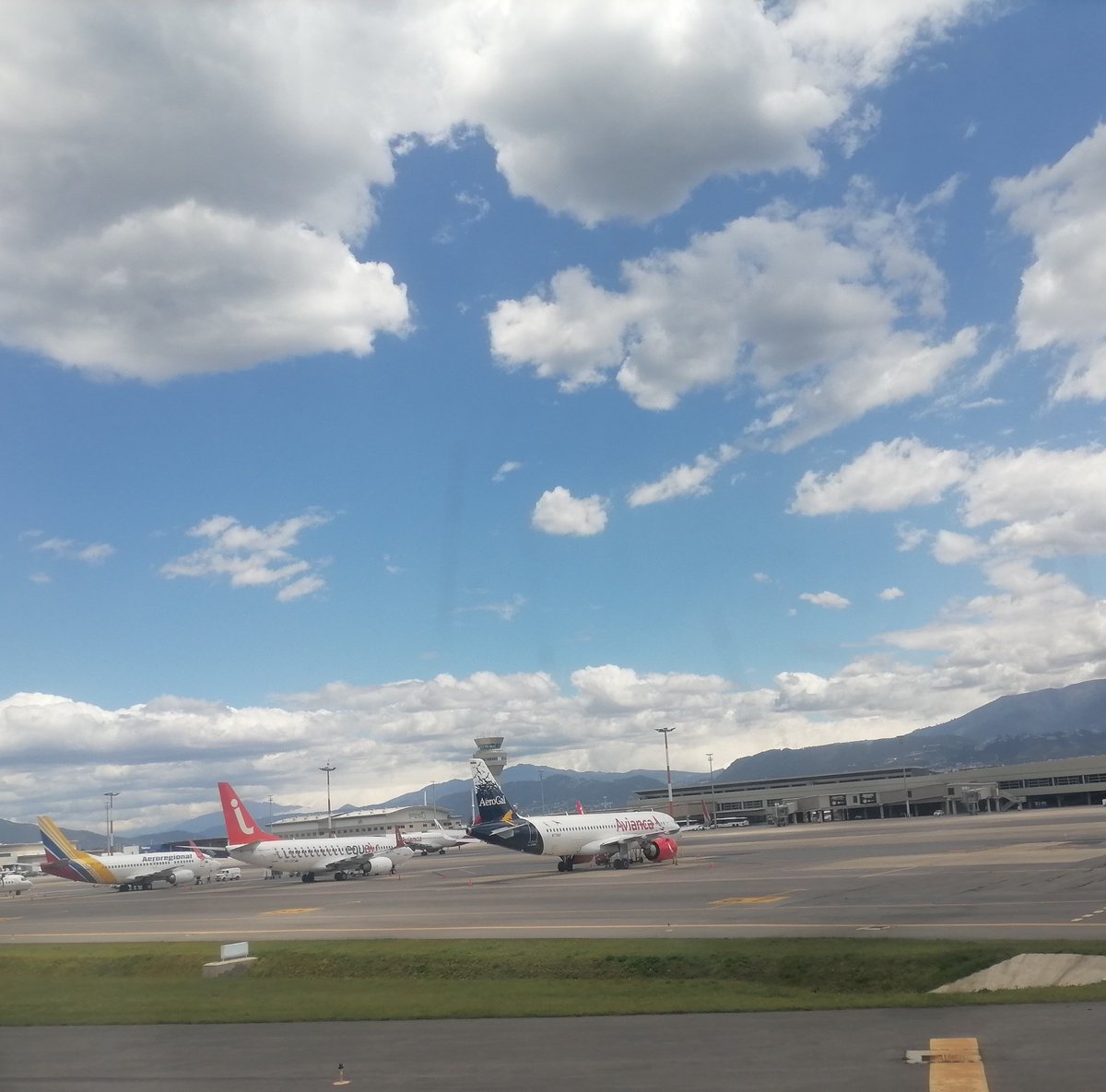 Aeroregional, Equair y Avíanca con su Aerogal Livery en el Mariscal Sucre

#boeing737 #airbus320 #Avianca #Aerogal #Aeroregional #equair #aeropuertodequito
@AviancaSAM @equairECU @EcAeroregional @AeropuertoUIO
#planespotting