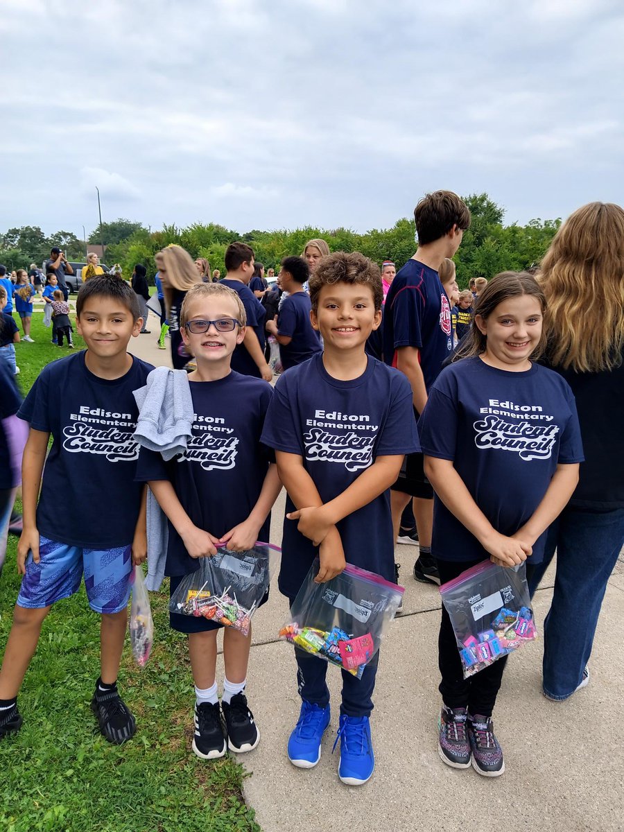 We are very proud of the great role models our Edison Student Council kids were at this year’s Fraser Homecoming Parade! Thank you for the invitation <a href="/FraserStuco/">Fraser Student Council</a>!  <a href="/FraserSchools/">Fraser Public Schools</a>