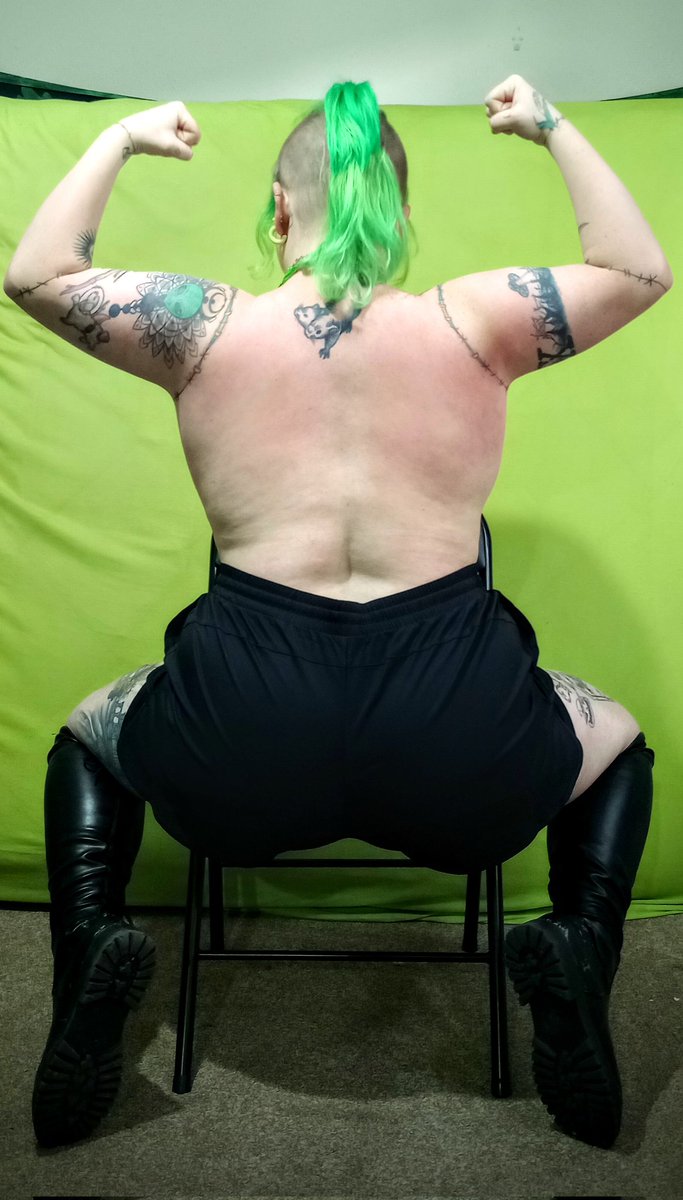 greenqueenxx3's tweet photo. Only kewl people sit frontwards on a chair 👌🪑
#flexing #muscle #musclemommy #thicc #broadback #tattooed #gymboxers https://t.co/CsXNjIsa2G