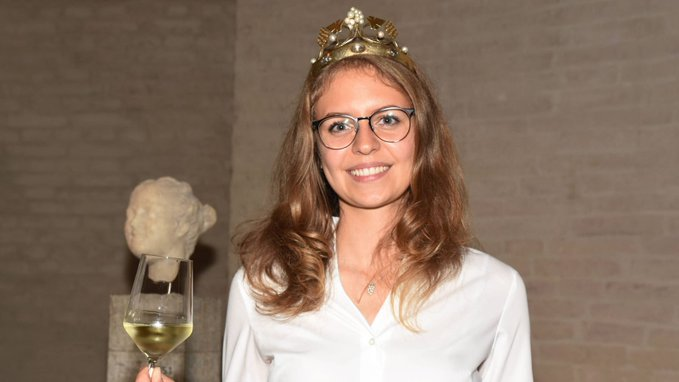 Eva #Brockmann ist die neue Deutsche Weinkönigin Am Freitag wurde die 75. Deutsche #Weinkönigin gekürt. Erstmals seit 2008 konnte sich eine junge Frau aus #Franken den Titel sichern. t-online.de/region/nuernbe…