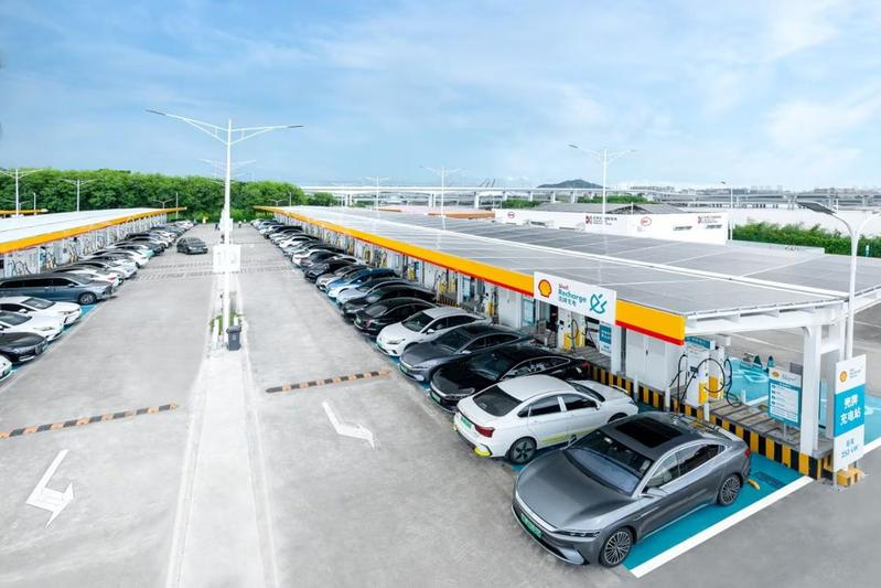 Hachy_1's tweet photo. Bij Shenzen Airport in China heeft @Shell_Recharge  samen met @BYDCompany een laadplein geopend met maarliefst 258 laadplekken van 250kW.  Dagelijks kunnen hier 3300 auto's volladen. 

Sodeknetter dat zijn nog eens getallen.

https://t.co/8GYkTAx407 https://t.co/JppKl44jKU