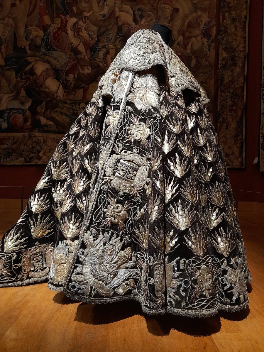 guillaume_mbr's tweet photo. Au Louvre, exposition des manteaux de l'ordre du Saint-Esprit,  après leur restauration (avec d'impressionnants motifs de flammes — "478 par manteau"— symboles de la Pentecôte). https://t.co/ryVaWv9Eic