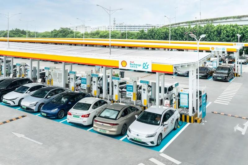 Hachy_1's tweet photo. Bij Shenzen Airport in China heeft @Shell_Recharge  samen met @BYDCompany een laadplein geopend met maarliefst 258 laadplekken van 250kW.  Dagelijks kunnen hier 3300 auto's volladen. 

Sodeknetter dat zijn nog eens getallen.

https://t.co/8GYkTAx407 https://t.co/JppKl44jKU