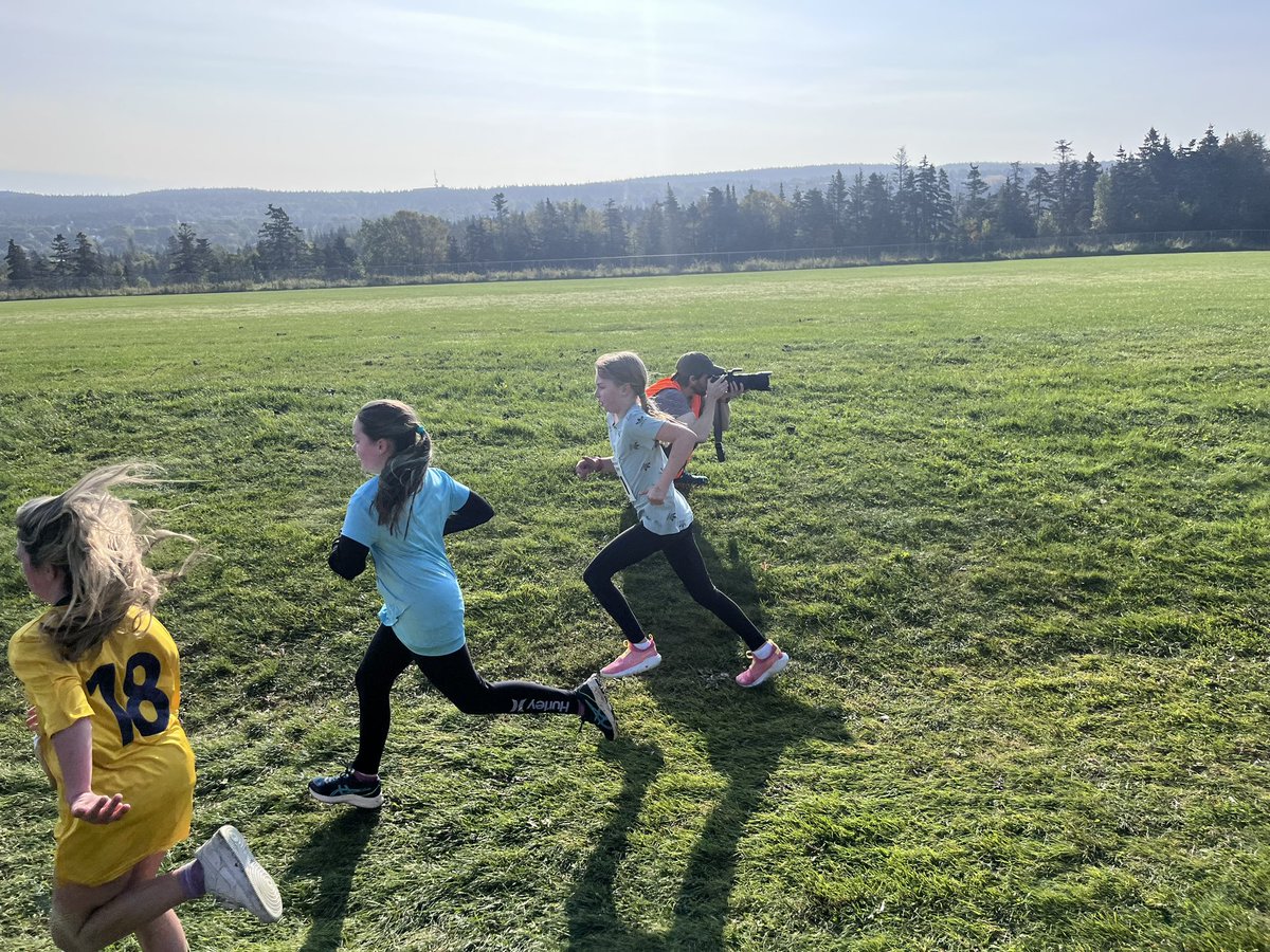 msbeverly6810's tweet photo. Another fantastic morning for the @NLAthletics cross country run! Miss L got to cheer on a fellow @AdmiralsAcad_NL runner, and see her cousin!! #woohoo #wooteam #GoGators @msaverysclass https://t.co/EU5h4dfb8p