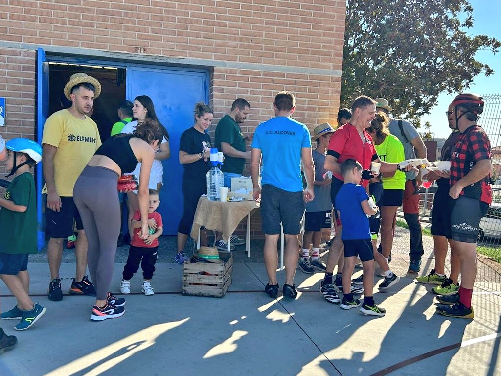 FiradeBandolers's tweet photo. ⚙️Hi han participat uns 50 ciclistes que han recorregut els carrers del nucli antic d'#Alcover fins arribar a la pista d'skate on han gaudit d'un esmorzar de germanor.

🤝L'acte ha comptat amb a col·laboració del @CCAlcover https://t.co/UYIVELp6Vv