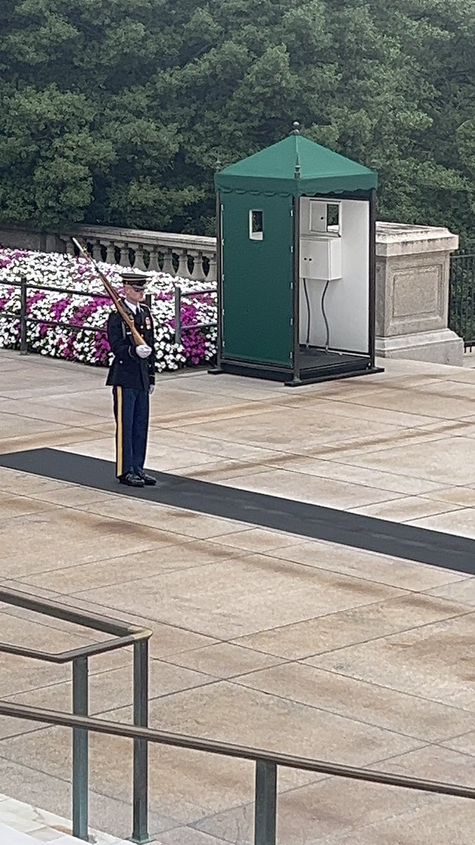 RamonaHutchins7's tweet photo. Changing of the guards &amp; Wreath laying ceremony in Arlington National Cemetery @ The Tomb of The Unknown Soldier with Cadet Capt. Aaliyah Jones @itsjustaaliyahj (Vice-Wing Commander of her AFJROTC Unit @OHHSClippers) https://t.co/FEnL8uLcWP