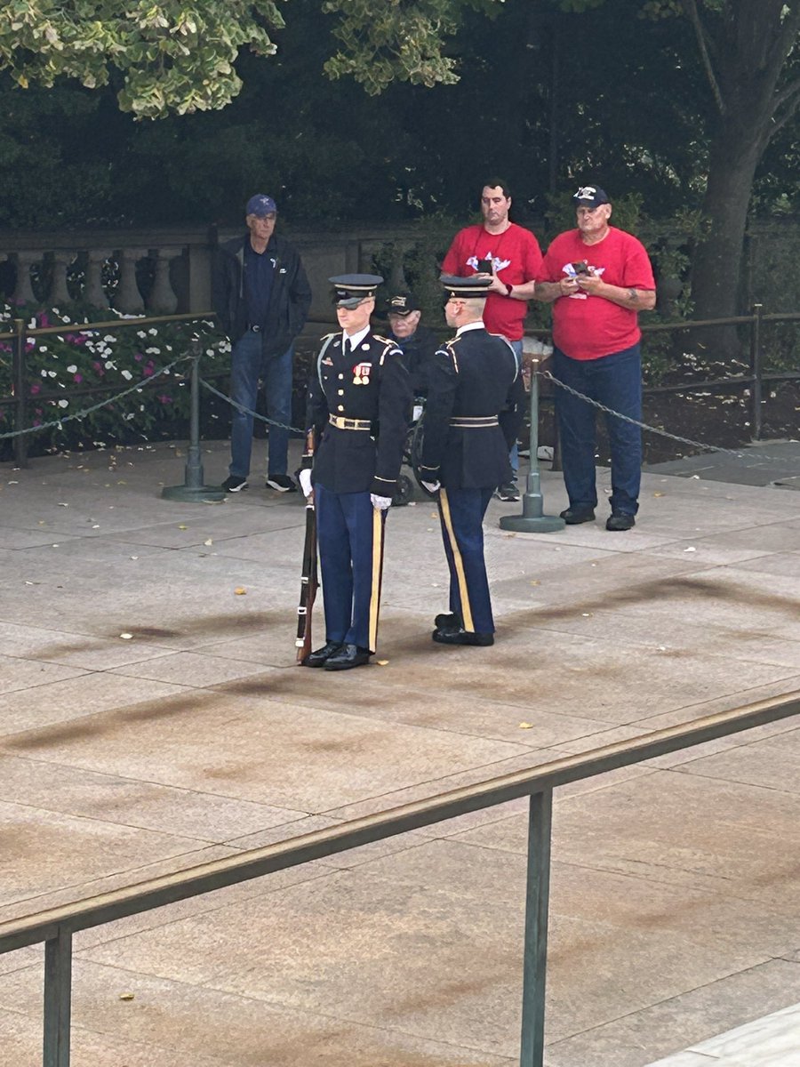RamonaHutchins7's tweet photo. Changing of the guards &amp; Wreath laying ceremony in Arlington National Cemetery @ The Tomb of The Unknown Soldier with Cadet Capt. Aaliyah Jones @itsjustaaliyahj (Vice-Wing Commander of her AFJROTC Unit @OHHSClippers) https://t.co/FEnL8uLcWP