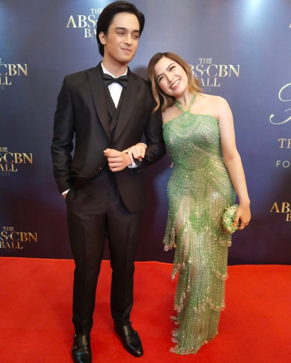 philstarlife's tweet photo. Couple #KDLex #KDEstrada and #AlexaIlacad have a cute moment at the #ABSCBNBall2023.

#ABSCBNBallRedCarpet2023
#AlexaSaidYesToKD #KDLEXFirstBallTwoGether https://t.co/chI22y25QH