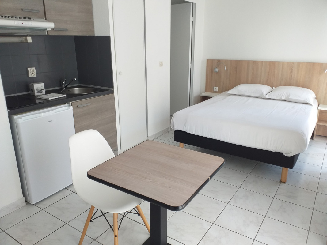 ImmoJeune's tweet photo. [A saisir 🎉] #Marseille #Offre #LogementEtudiant #ResidenceEtudiante #Immo A la recherche d'un logement étudiant à Marseille ? Découvrez les offres de cette résidence 😎 ! Déposez votre candidature ici --> https://t.co/SHVJPfqUlK https://t.co/nWmE5hphSY