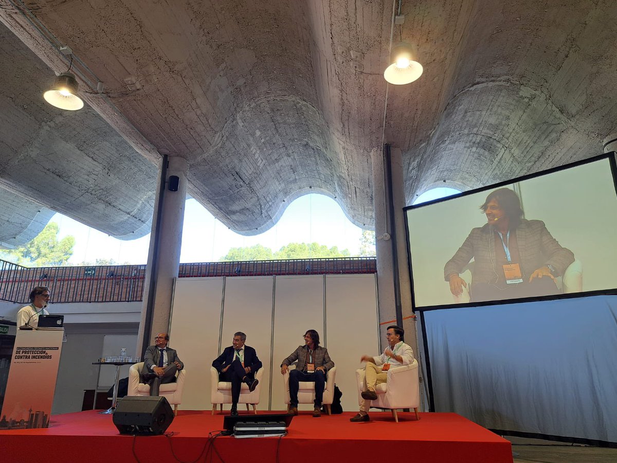 enginyersbcn's tweet photo. El vicesecretari @Xavier_Urbano ha participat en una taula de debat en el segon congrés de protecció contra incendis que se celebra a Madrid. https://t.co/t45dssaYbc https://t.co/cvLvxhb3EQ