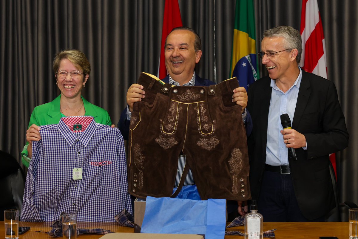 jorginhomello's tweet image. Sabe o que me deixa faceiro? Trabalho, trabalho e trabalho. Agenda cheia, muitas entregas e assinaturas de projetos novos. E teve tudo isso essa semana. 

De segunda até hoje foram muitas emoções. Comecei lá em Blumenau, onde ganhei o traje para a Oktoberfest deste ano. Depois…