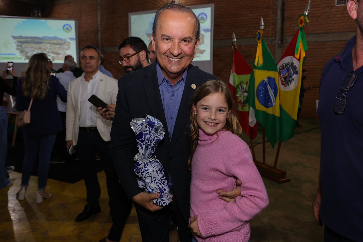 jorginhomello's tweet image. Sabe o que me deixa faceiro? Trabalho, trabalho e trabalho. Agenda cheia, muitas entregas e assinaturas de projetos novos. E teve tudo isso essa semana. 

De segunda até hoje foram muitas emoções. Comecei lá em Blumenau, onde ganhei o traje para a Oktoberfest deste ano. Depois…