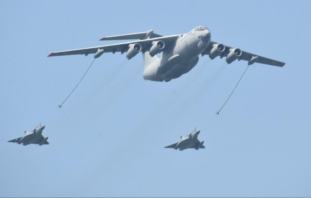 timesofindia's tweet photo. Nearly 50 aircraft participated in the air display at Bhopal witnessed by Governor of #MadhyaPradesh #MangubhaiChhaganbhaiPatel & Chief Minister #ShivrajSinghChouhan & other dignitaries. Highlight at the show was a demonstration of aerial refuelling, where a Su-30 MKI provided fuel to an LCA and an IL-78 replenished a Mirage 2000 fighter: #IndianAirForce