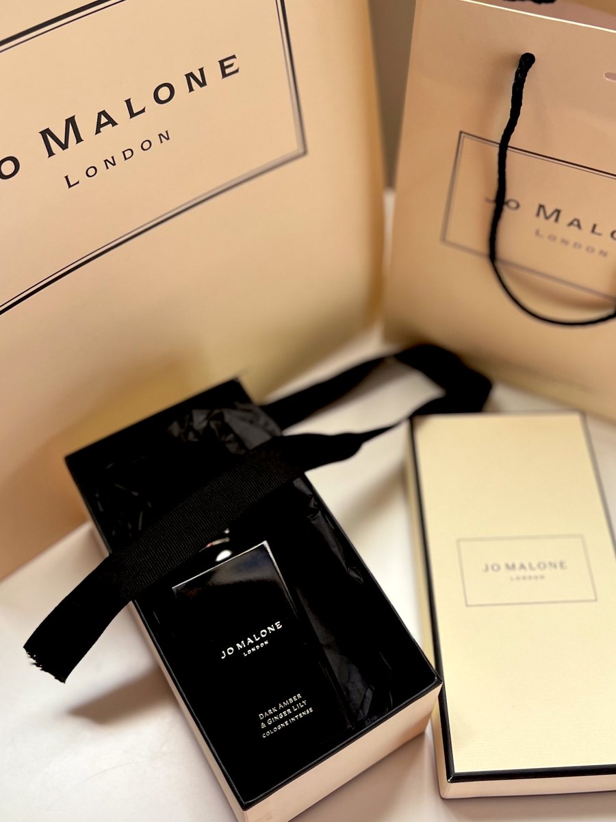 Jo Malone 

من الدور المفضلة عندي، تعجبني أغلب عطورهم، وأحب روائحهم المبتكرة والمتميزة.

عطر Dark Amber &amp; Ginger Lily
من أوائل تجهيزاتي للأجواءالباردة والجميلة.

#رابطة_عشاق_العطور 
#رسالة_لقلبك