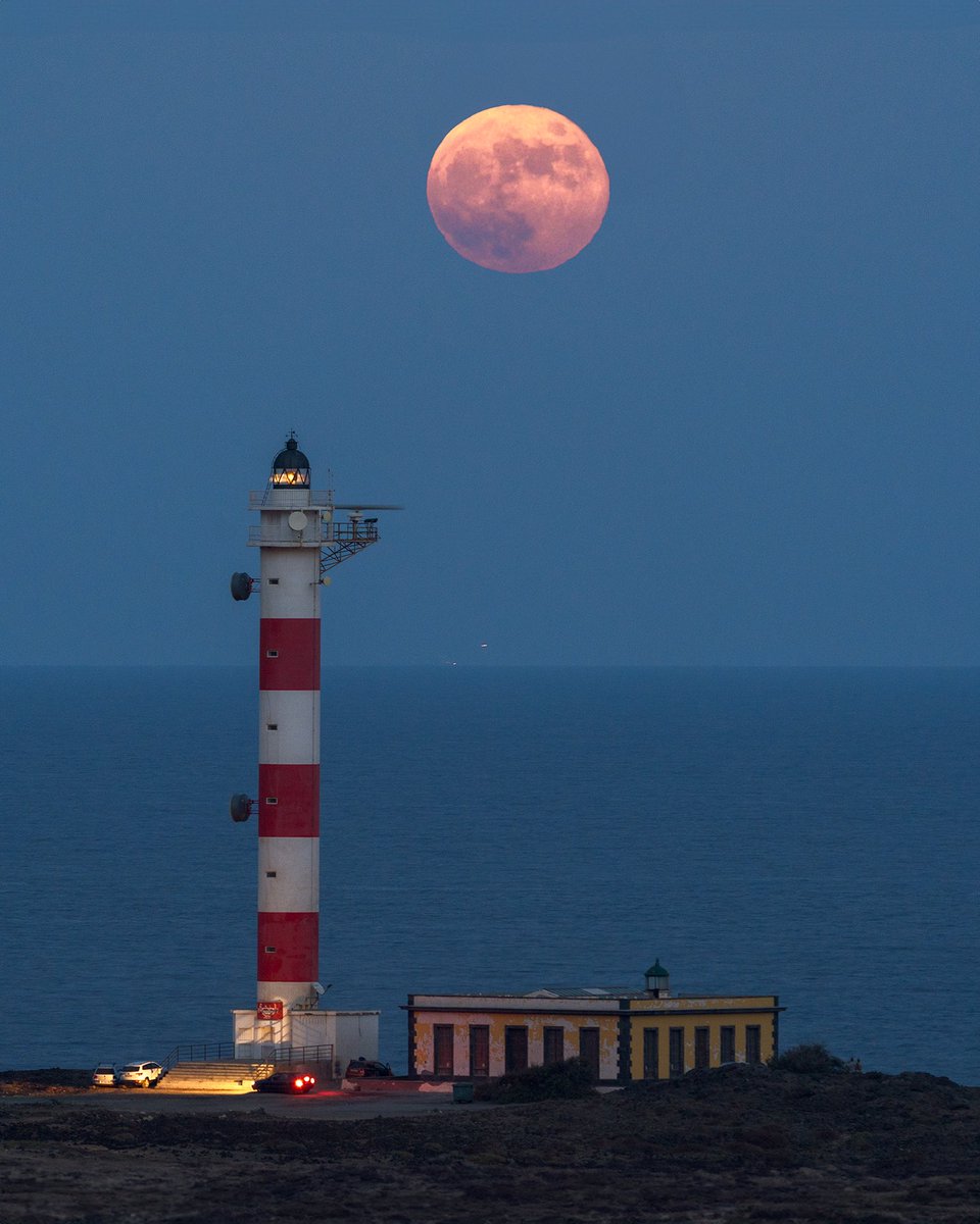 Me despido de Septiembre con esta Luna Llena con el faro del Porís.