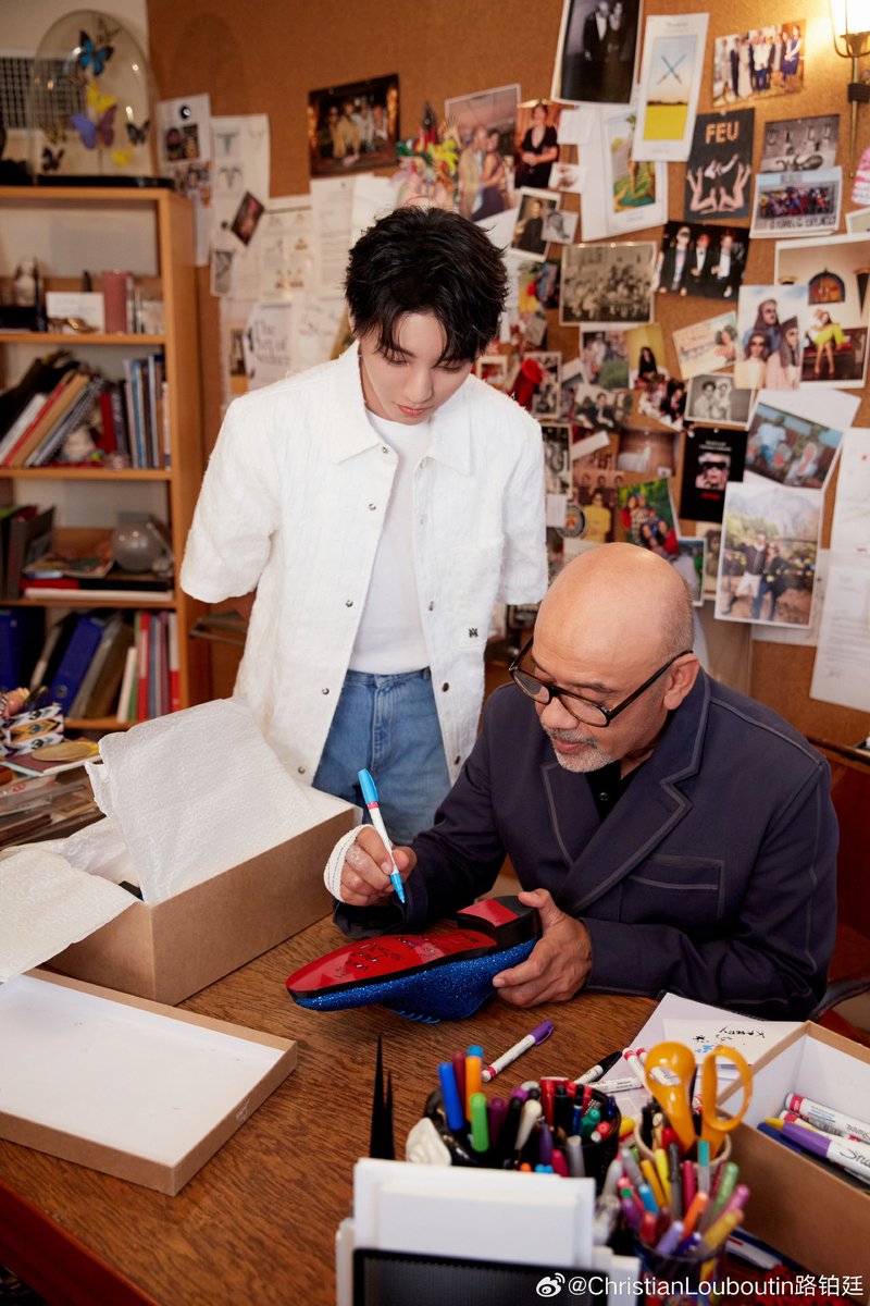 KarryOverseasFP's tweet photo. 230930 #KarryWang with @LouboutinWorld on the streets of Paris ❤️🖤❤️🖤

穿梭于街头巷尾，跟随Christian Louboutin路铂廷品牌代言人王俊凯 的探索镜头，感受红底魅力，定格巴黎之行的灵感瞬间。

https://t.co/3v4oCsMi6m

#王俊凯 #parisfashionweek #theloubishow #christianlouboutin https://t.co/XszuPHTdmg