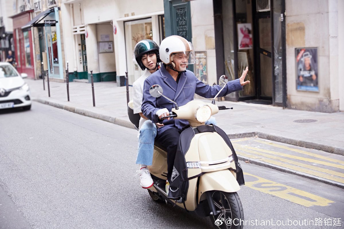 KarryOverseasFP's tweet photo. 230930 #KarryWang with @LouboutinWorld on the streets of Paris ❤️🖤❤️🖤

穿梭于街头巷尾，跟随Christian Louboutin路铂廷品牌代言人王俊凯 的探索镜头，感受红底魅力，定格巴黎之行的灵感瞬间。

https://t.co/3v4oCsMi6m

#王俊凯 #parisfashionweek #theloubishow #christianlouboutin https://t.co/XszuPHTdmg