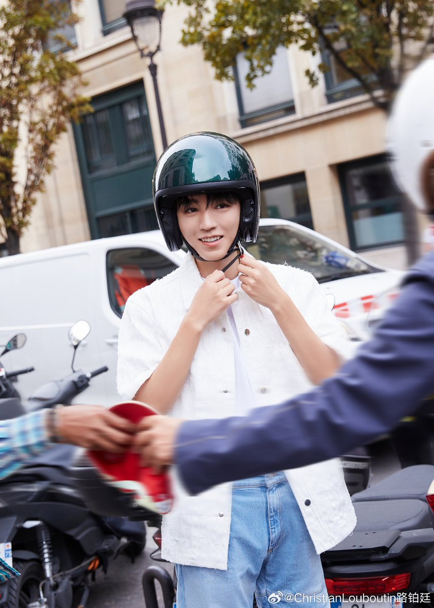 KarryOverseasFP's tweet photo. 230930 #KarryWang with @LouboutinWorld on the streets of Paris ❤️🖤❤️🖤

穿梭于街头巷尾，跟随Christian Louboutin路铂廷品牌代言人王俊凯 的探索镜头，感受红底魅力，定格巴黎之行的灵感瞬间。

https://t.co/3v4oCsMi6m

#王俊凯 #parisfashionweek #theloubishow #christianlouboutin https://t.co/XszuPHTdmg