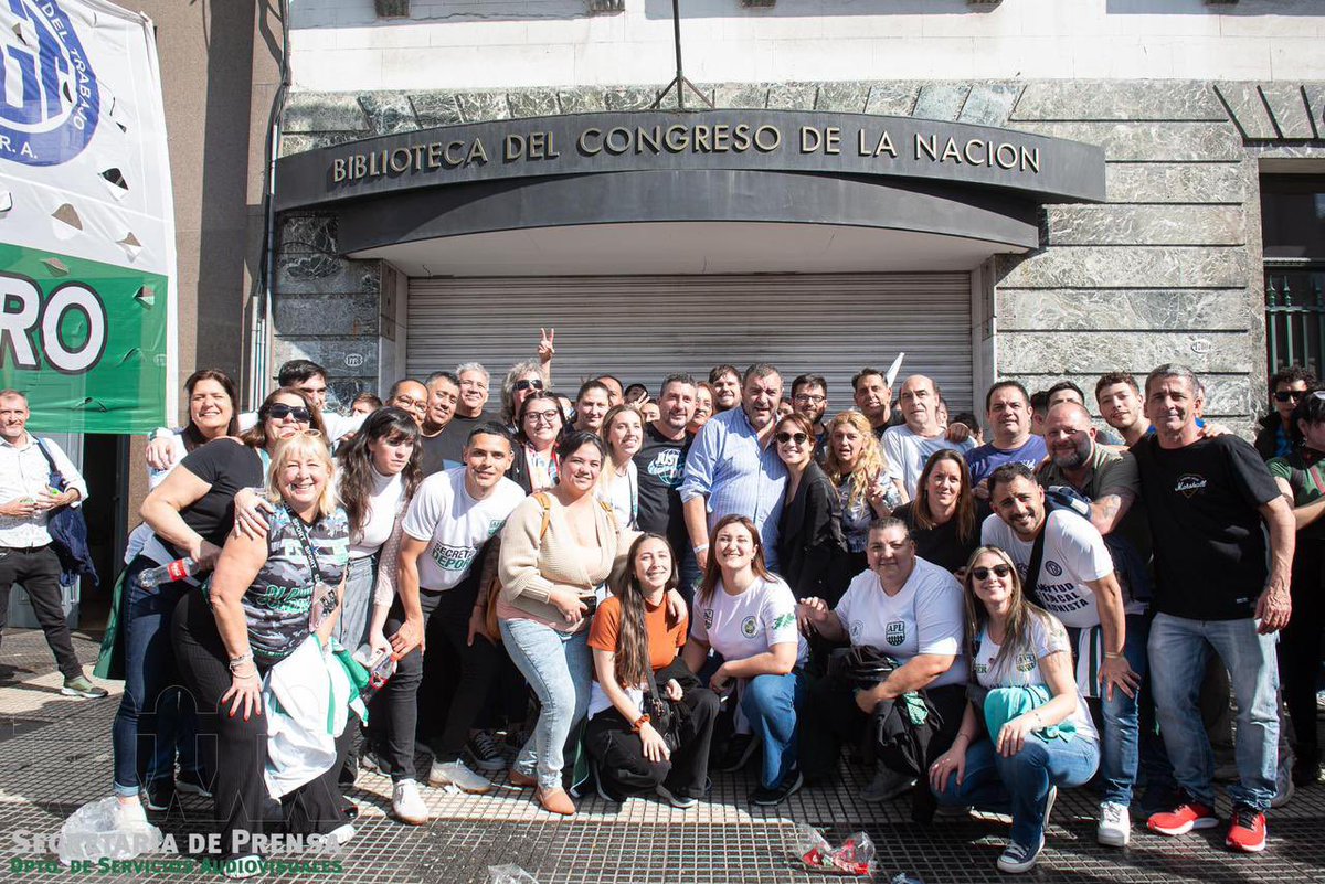 Es Ley! Con la sanción de la Ley q reforma impuesto a las ganancias, a partir de ahora #ElSalarioNoEsGanancia 
APL, junto a la CGT y al candidato Sergio Massa, en la plaza del Congreso <a href="/Diprosperoaplok/">Norberto Di Próspero</a> <a href="/APLCongreso/">APL</a> <a href="/SenadoArgentina/">Senado Argentina</a> <a href="/CFKArgentina/">Cristina Kirchner</a> <a href="/DiputadosAR/">Diputados Argentina</a> <a href="/SergioMassa/">Sergio Massa</a>