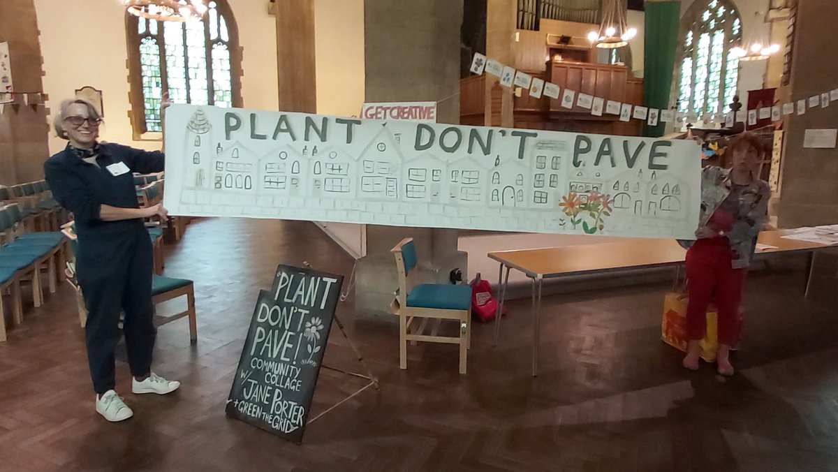 Check out @TheJanePorter #PlantDontPave banner at today's Southfields Harvest at @stbarnabasUK and see how it grows! From now till 3! #FrontGardenFriendly #SouthfieldsGrid #SW18