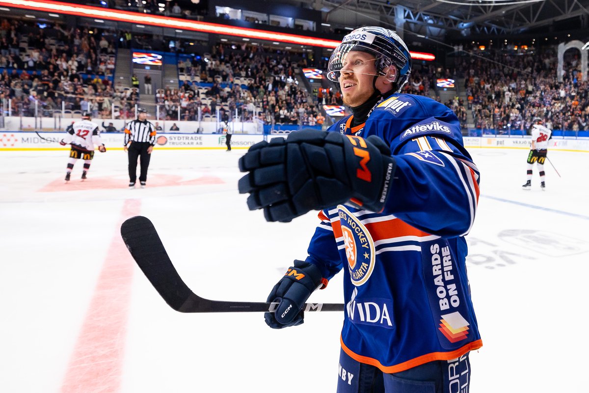 SHLse's tweet photo. .@VLHlive ställs mot @timra_ik i Vida Arena under eftermiddagen. Växjös Kalle Kossila har gjort fem mål på lika många matcher och leder skytteligan så här långt. Får vi se fler fullträffar från Kossila idag? 👀
📲 https://t.co/qWU18qQcfD
#VLHTIK #SHL #twittpuck #ishockey #svsshl https://t.co/nfaO3hLyY9