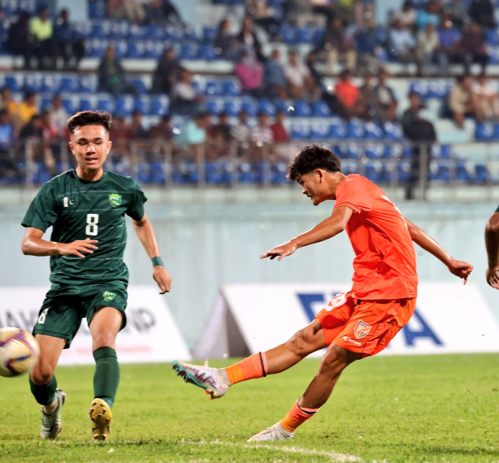 64' GOOAAAL! And what an absolute screamer that was 😱

Kipgen's volley from outside the box almost burns a hole in the back of the net 🔥

PAK 🇵🇰 0-1 🇮🇳 IND

LIVE 💻 bit.ly/46wgEgl

#PAKIND ⚔️ #BlueColts 🐯 #U19SAFF2023 🏆 #IndianFootball ⚽