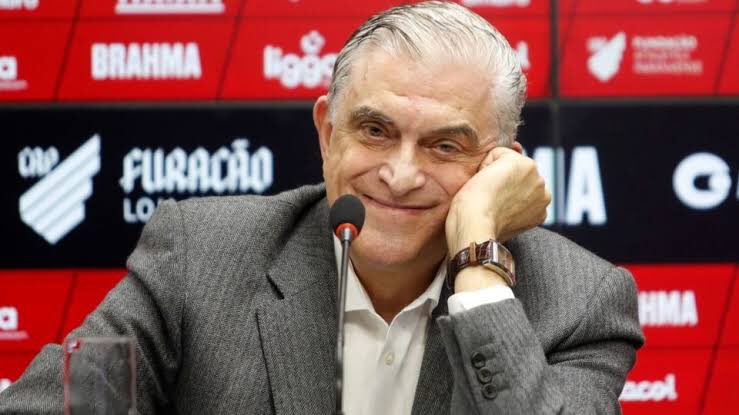 aldeia_noticias's tweet photo. ANÁLISE ATHLETIBA - DONO DO CLUBE 

Roberto Justus x Mário Celso Petraglia 

Vitória de Justus 

Enquanto o dono do Athletico não usa camisa do clube do coração, o dono do Coritiba usa https://t.co/RXJrCYGPXc