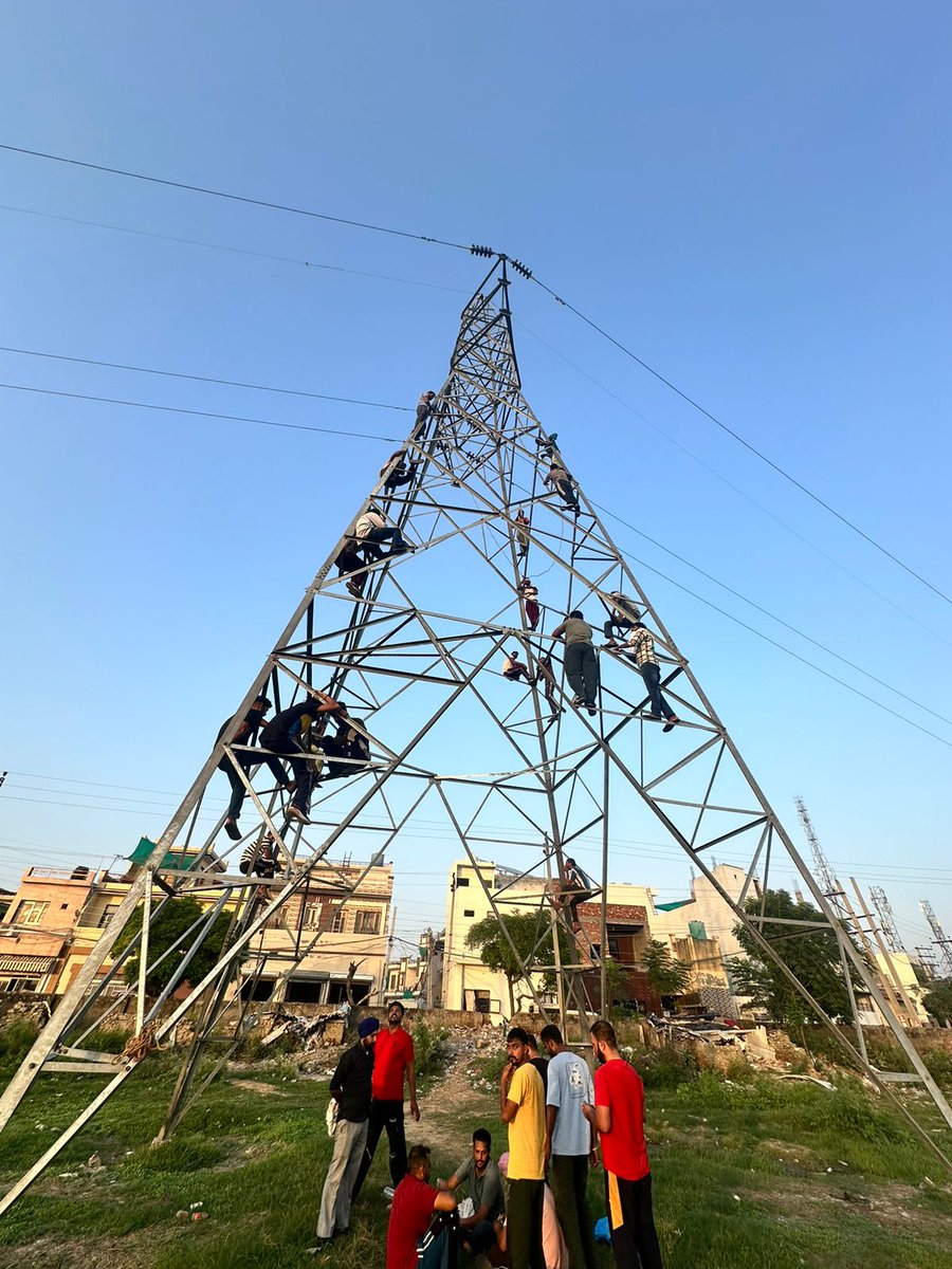 bsmajithia's tweet photo. ਭਗਵੰਤ ਮਾਨ ਜੀ ਲੋਕਾਂ ਦੇ ਧੀਆਂ ਪੁੱਤ ਮਰਵਾ ਕੇ ਹੀ ਰਾਜ਼ੀ ਹੋ ? ਹੱਦ ਹੀ ਹੋ ਗਈ ਹੈ....ਦੂਜੀ ਵਾਰ ਲਾਈਨਮੈਂਨ ਅਪ੍ਰੈਂਟਿਸ਼ਿਪ ਯੂਨੀਅਨ ਦੇ ਮੈਂਬਰ ਪਟਿਆਲਾ ਦੇ ਬਡੂੰਗਰ ਵਿਚ ਬਿਜਲੀ ਟਾਵਰਾਂ ’ਤੇ ਚੜ੍ਹ ਗਏ ਹਨ.....ਧੀਆਂ ਦੀਆਂ ਚੁੰਨੀਆਂ ਤੇ ਪੁੱਤਾਂ ਦੀਆਂ ਪੱਗਾਂ ਦੀ ਇੱਜ਼ਤ ਰੋਲਣ ਵਾਲੇ ਭਗਵੰਤ ਮਾਨ ਜੀ ਅਕਲ ਨੂੰ ਹੱਥ ਮਾਰੋ...ਕੀਤੇ ਵਾਅਦੇ ਪੂਰੇ ਕਰੋ...ਧੀਆਂ..ਪੁੱਤਰਾਂ ਨਾਲ ਕੀਤੇ ਵਾਅਦੇ ਨਿਭਾਵੋ ਤੇ ਇਹਨਾਂ ਨੂੰ ਰੋਜ਼ਗਾਰ ਦਿਓ...ਕੁਝ ਤਾਂ ਸ਼ਰਮ ਕਰੋ....

@BhagwantMann @AAPPunjab