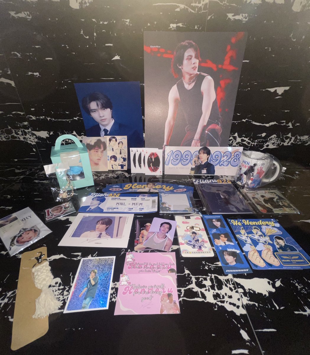 czenndery's tweet photo. One of those days I could properly post freebies I got from an event, and I must say 😭 THIS IS A LOT 😭
It was such a fun day for all my co-gf stans (lol)! Thank you for making this day extra special 🫵🥰
Thank you @henderyavenue !!!
#Flight928
#WhereverWithYouHENDERY https://t.co/Hz07gWxKrl