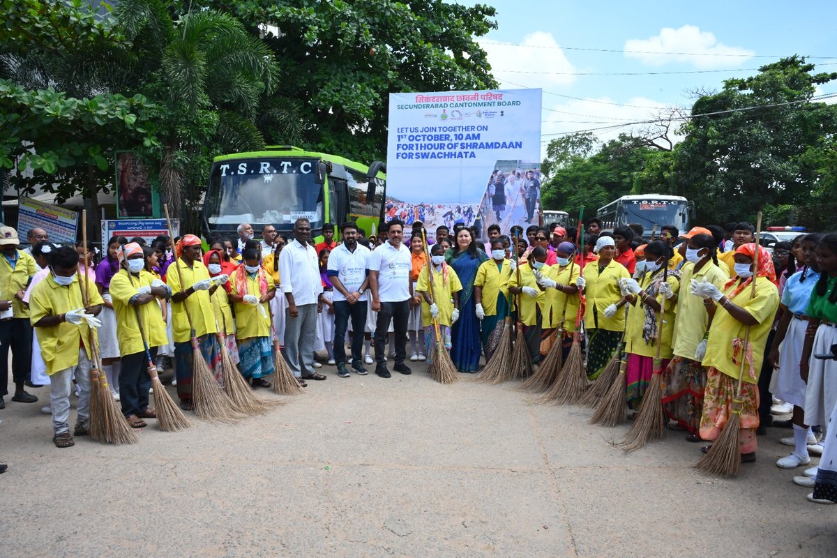 SECBAD_CANTT's tweet photo. #EkTareekhEkGhanta

Secunderabad Cantonment leads the way with an awareness drive at JBS Bus Stand. Grateful to Smt Sonam Yangdol Addl. DG, DGDE (MoD), Cantt Officials and School Students for their support.
Let's unite for Mahashramdan on Oct 1, 2023. https://t.co/W7QgfkXoFb