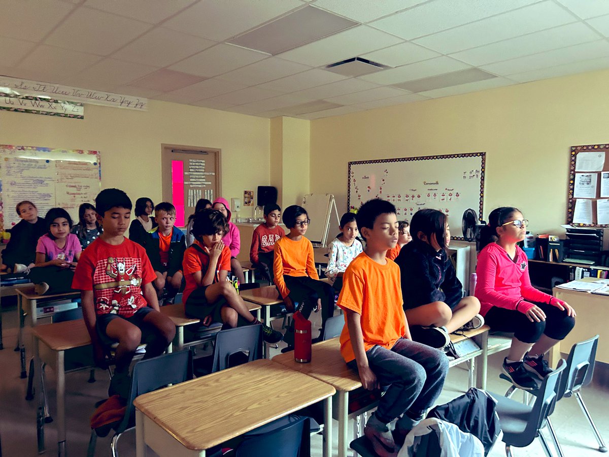 JNolin6's tweet photo. Super fun Friday @SandwichWestPub Gr. 3/4s & teacher were risk takers. They openly explored the mindfulness practices; breathing strategy & body scan. The room quieted, energy calmed. Taking a daily mindfulness challenge. π @gecdsbpro #peacefulmoment #slowdown #calmclass https://t.co/uduARn7nmA